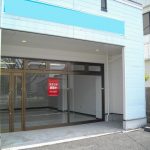 1階のテナント事務所をお探しの方内見をお待ちしております。ご予約は不動鳥取まで。(外観)