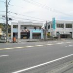 前面道路は中央分離帯なしです。(周辺)