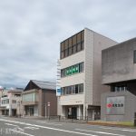 全面道路を挟んで、向かいに１００円循環バスくる梨のバス停があります。(周辺)