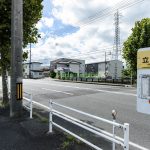 立川南バス停のそばの駐車場です。（徒歩約1分）