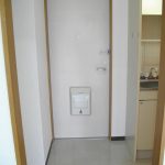 1階のテナント事務所をお探しの方内見をお待ちしております。ご予約は不動鳥取まで。(玄関)